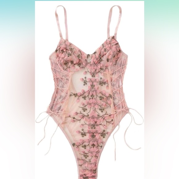 Lingerie - Picture 1 of 8